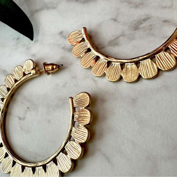 2/$30🌵 Gold Flower Petal Hoop Earrings Thick Bohemian Scalloped Edge Jewelry NEW - Picture 11 of 13